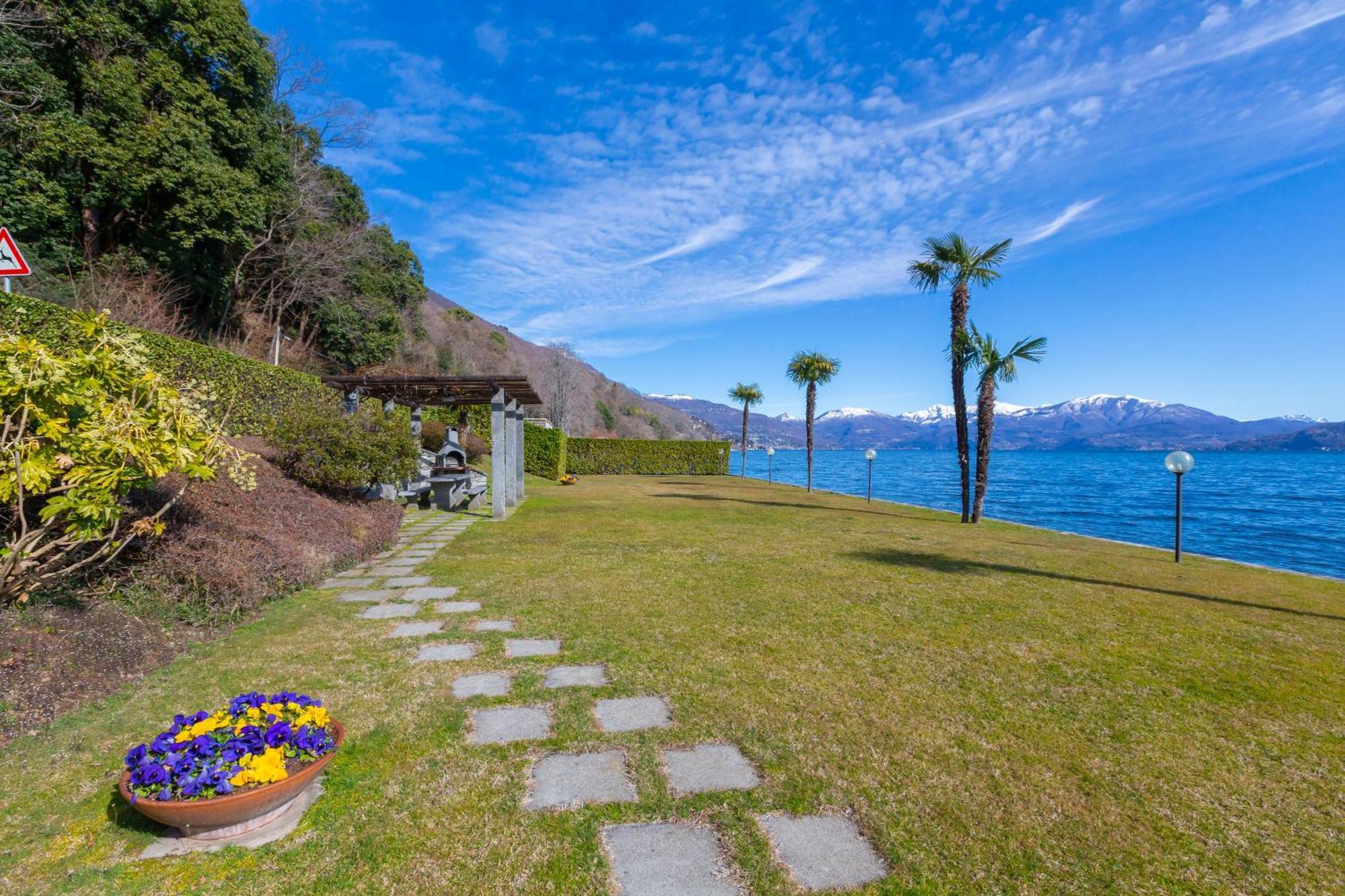 Blu Lake Apartment On Ghiffa Beach - Happy Rentals Eksteriør billede