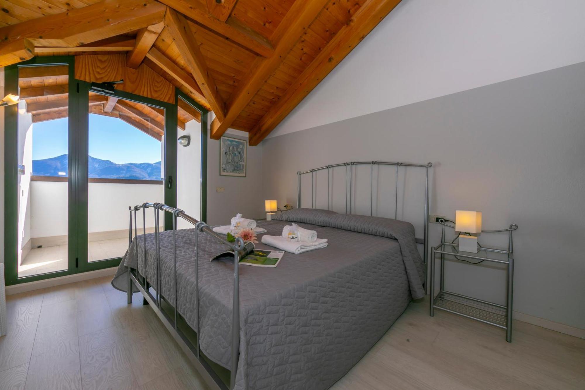 Blu Lake Apartment On Ghiffa Beach - Happy Rentals Eksteriør billede