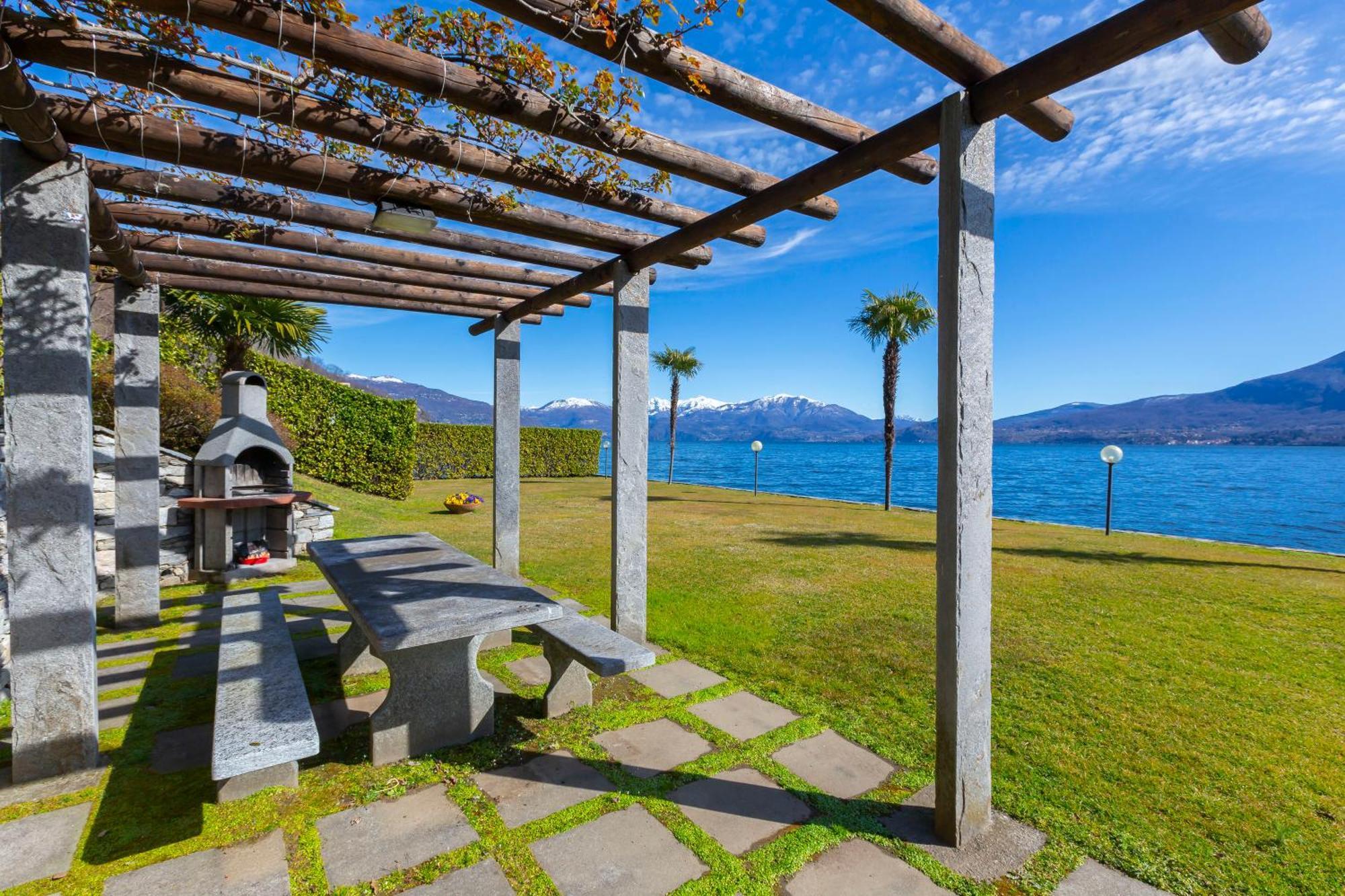 Blu Lake Apartment On Ghiffa Beach - Happy Rentals Eksteriør billede