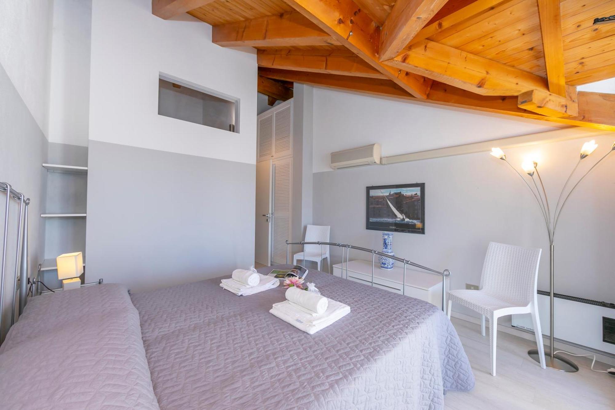 Blu Lake Apartment On Ghiffa Beach - Happy Rentals Eksteriør billede