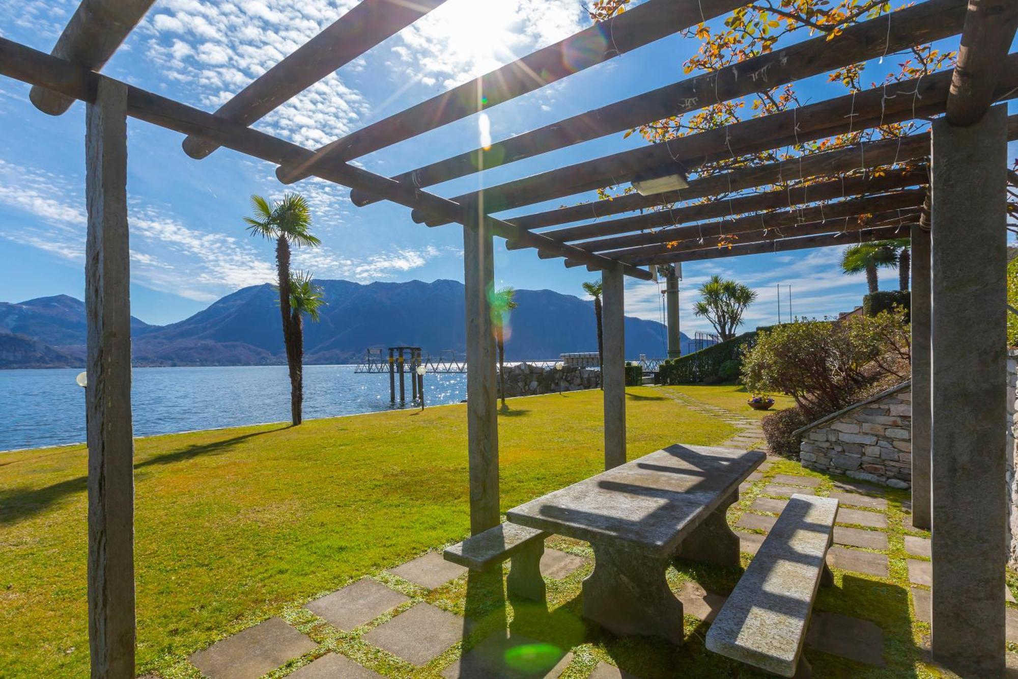 Blu Lake Apartment On Ghiffa Beach - Happy Rentals Eksteriør billede