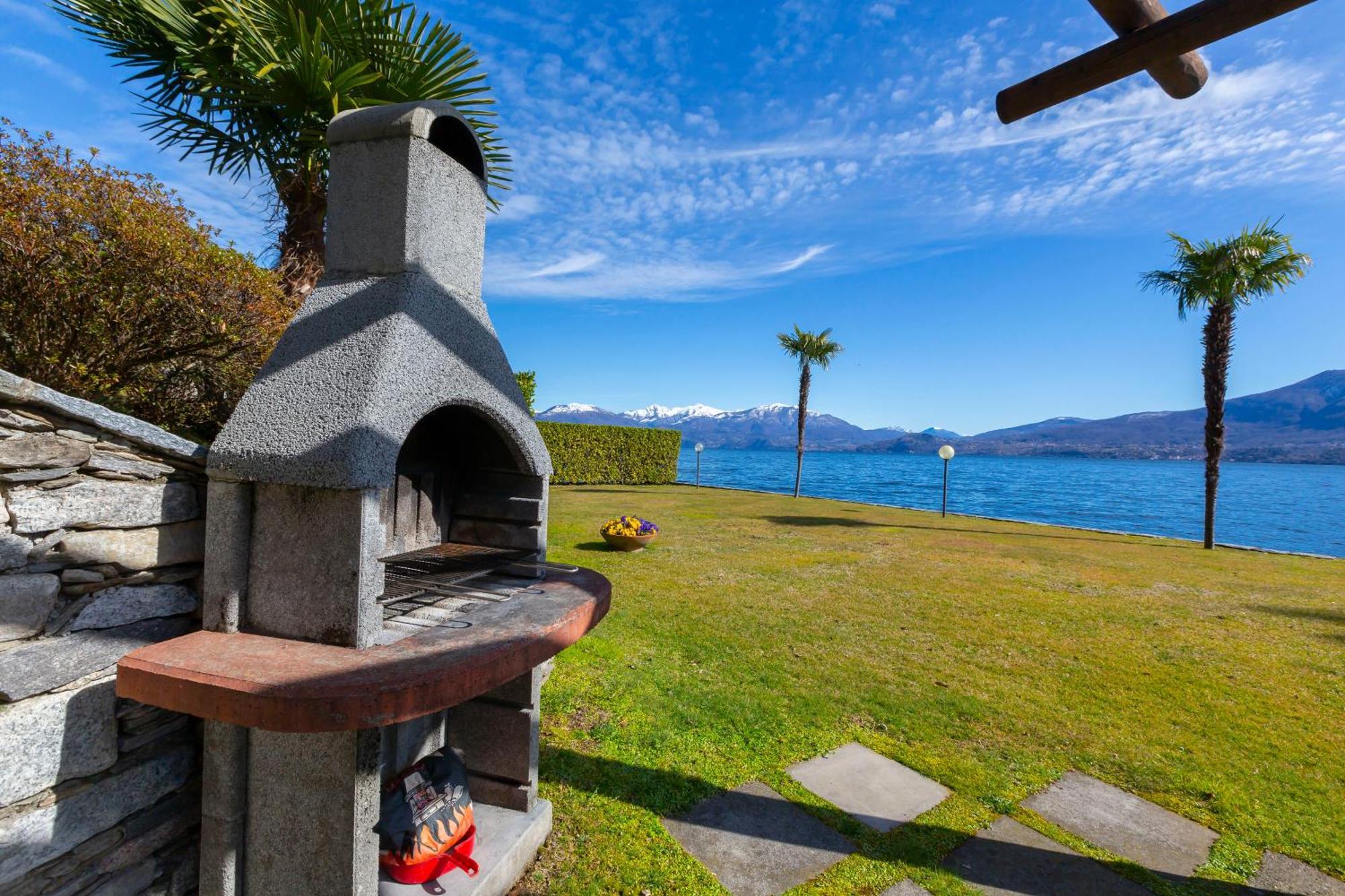 Blu Lake Apartment On Ghiffa Beach - Happy Rentals Eksteriør billede